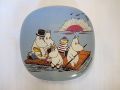 Arabia, Muumi seinlautanen, Muumiperhe lautalla / Arabia, Moomin wall plate, The Moomin family on the draft - Nro 6394